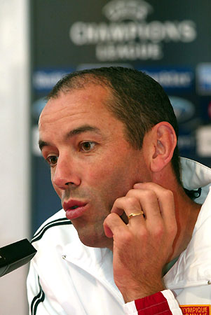 恩菲尔德主帅强调团队配合，迎战欧洲劲旅