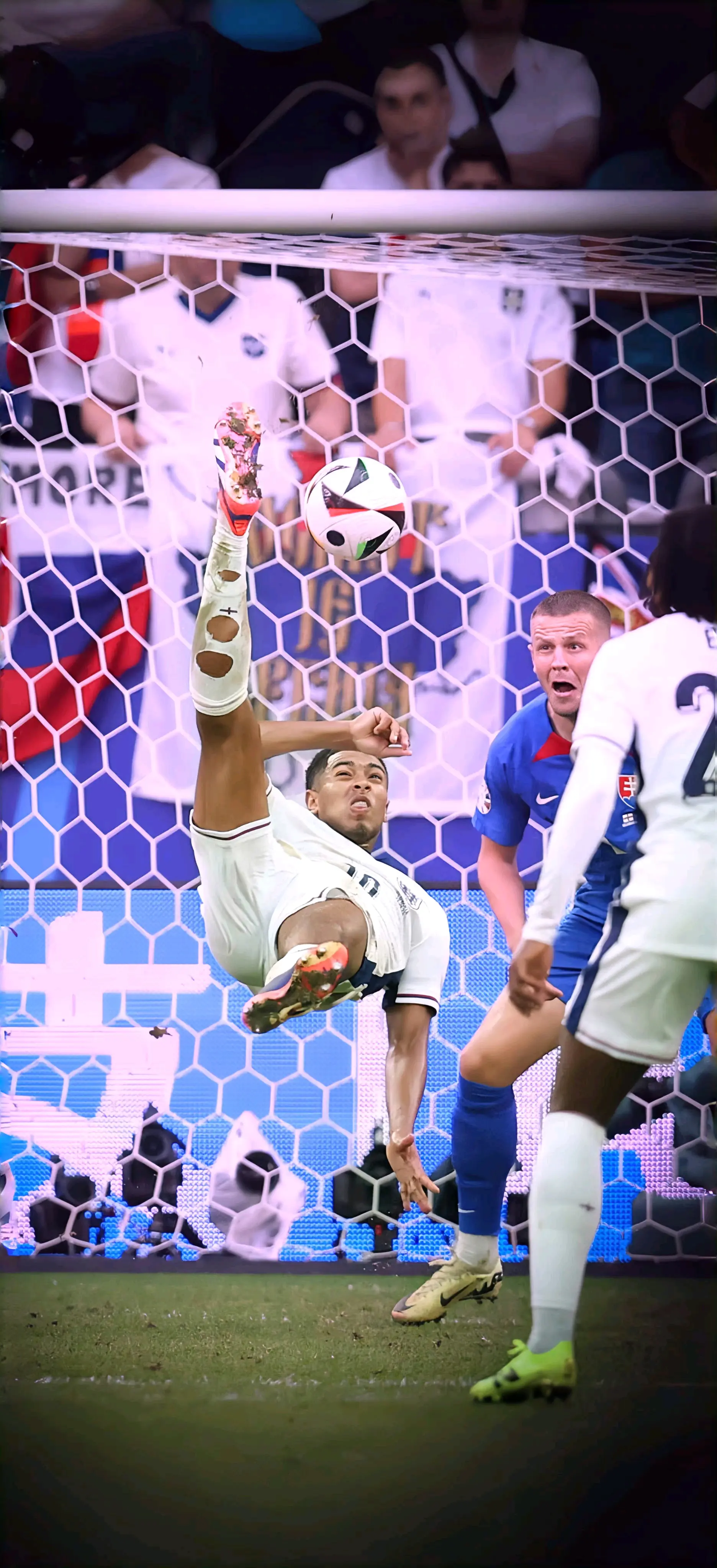 厄瓜多尔队在比赛中取得胜利，成功前进