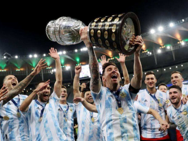 阿根廷跳水选手在水下表演中获得高分