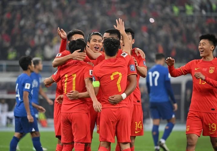 国内职业足球盛事中，多支劲旅在激烈较量的简单介绍