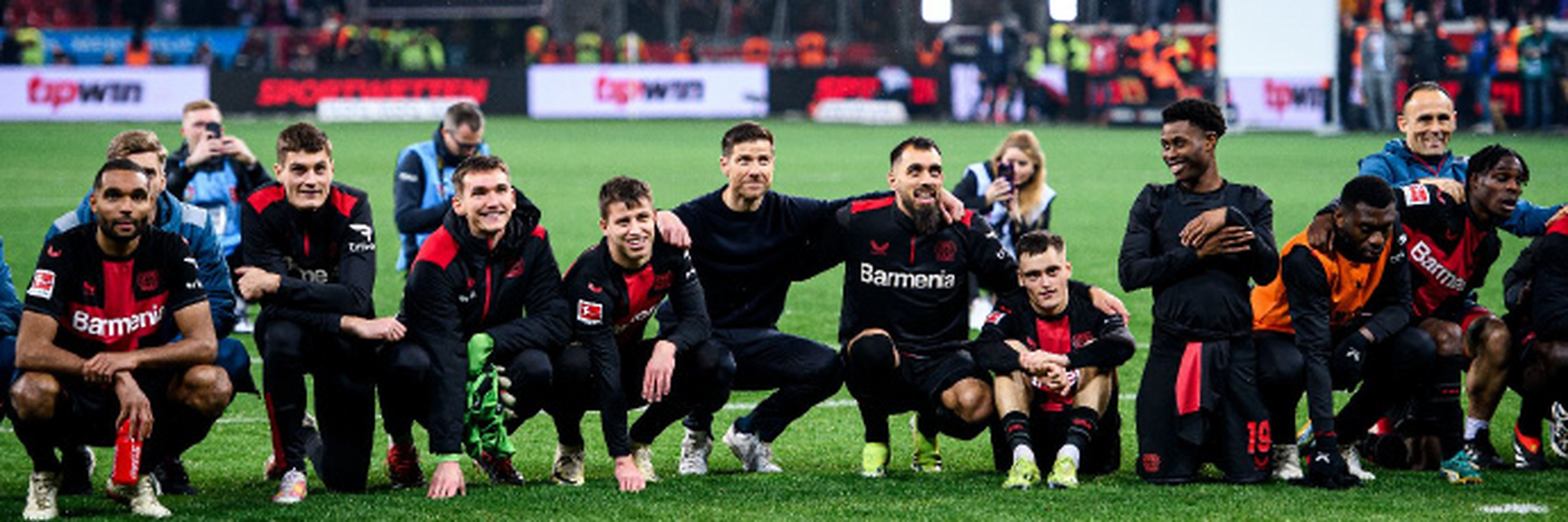 包含勒沃库森客场战平对手，延续不败纪录的词条