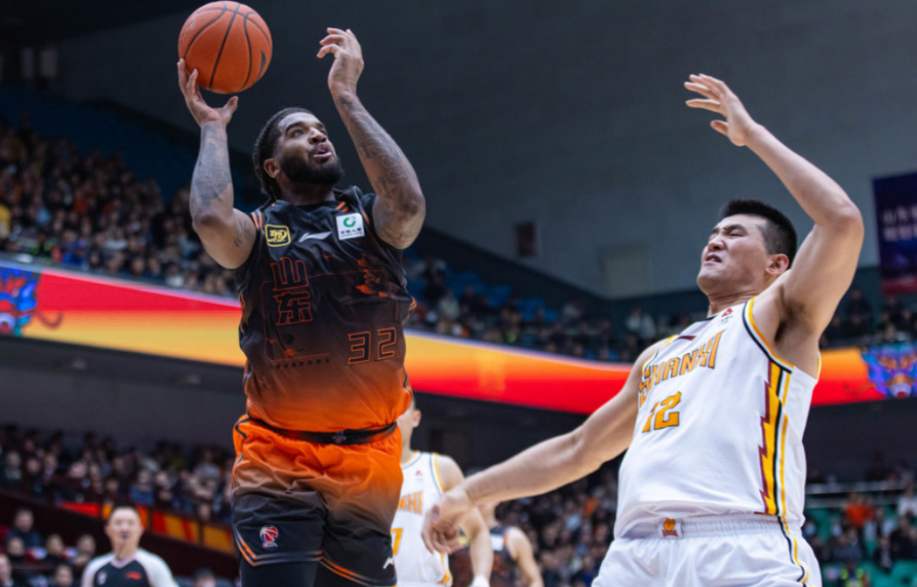 山西队客场压哨三分，迎来连胜