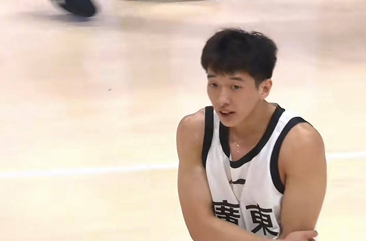 1xBit体育网页版入口-关于篮球新秀崭露头角注目赛场表现的信息