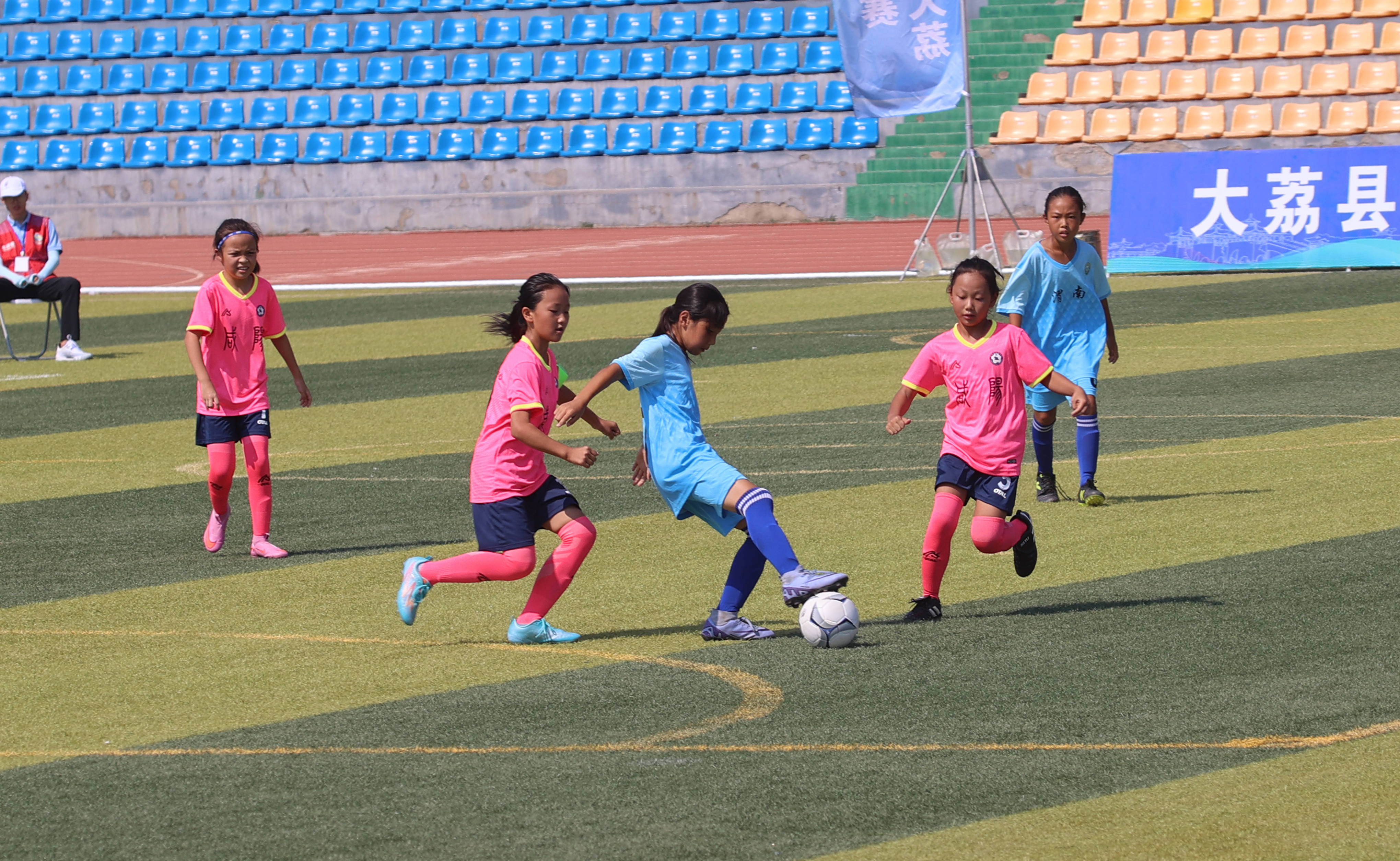 女足运动员在比赛中展现出色技艺