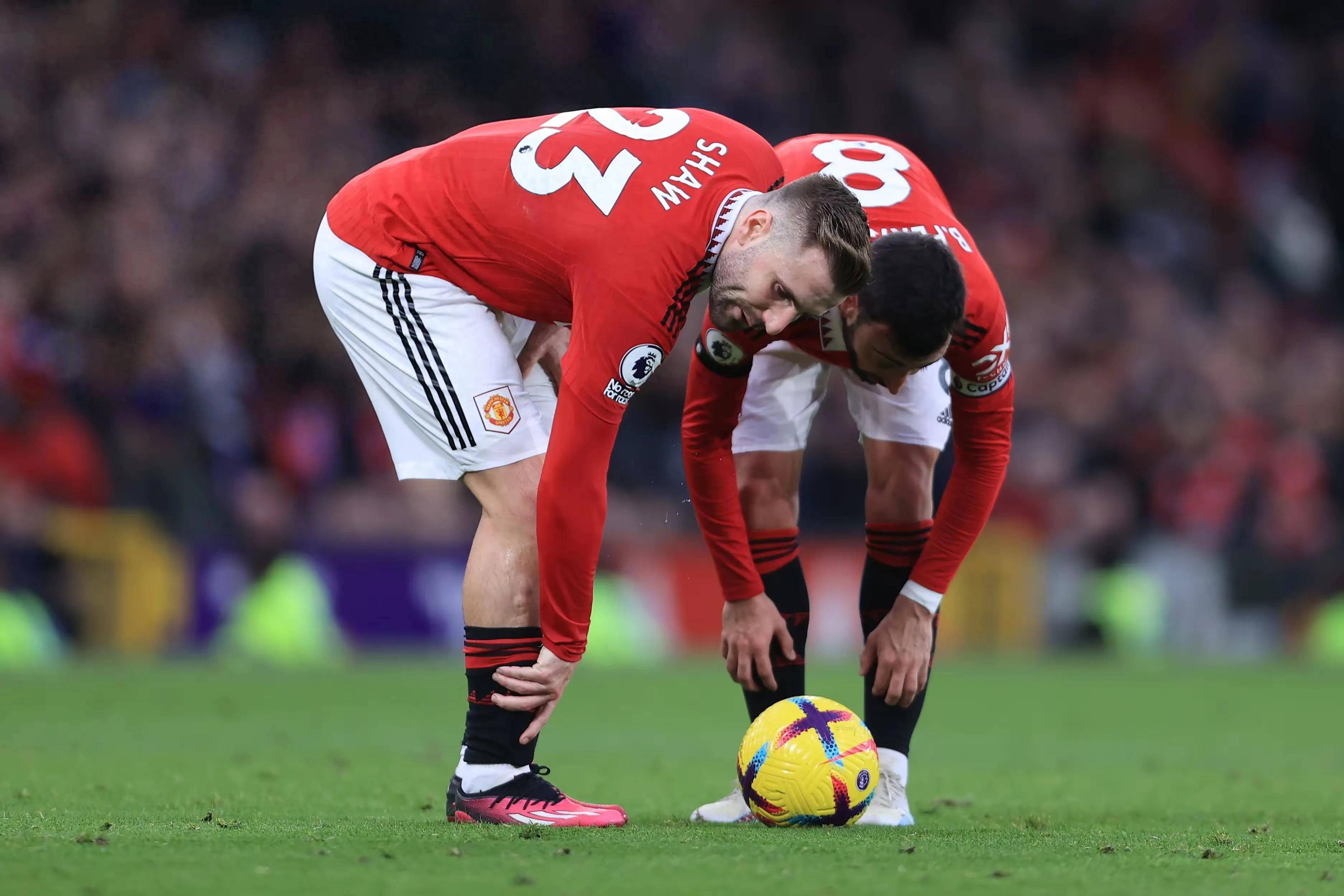 关于曼联球员伤情恶化，主帅面临人员危机的信息