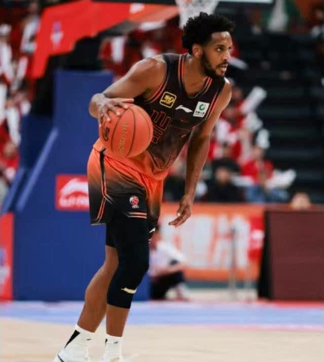 年轻球员崭露头角，CBA比赛沸腾全场