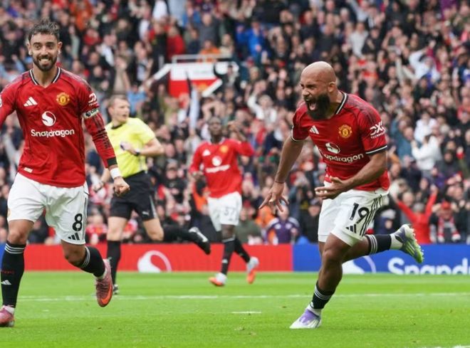 曼联欢庆终场踢进一球，擒敌归来