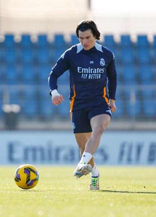 包含皇家马德里宣布签下新秀，球队实力再添一匹黑马的词条