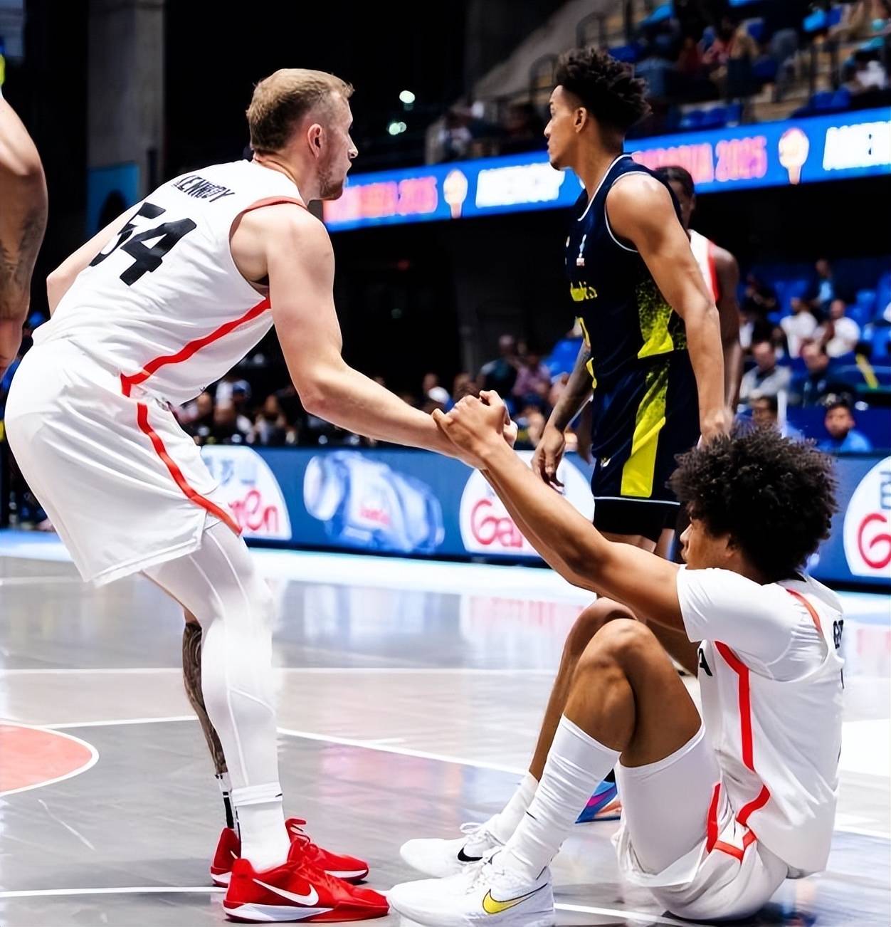 关于拉丁美洲杯篮球赛半决赛激战，阿根廷队晋级决赛的信息